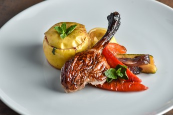 Качина ніжка з яблуком